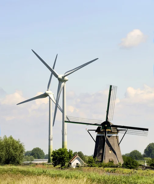 Turbinas eólicas e moinho de vento holandês tradicional — Fotografia de Stock