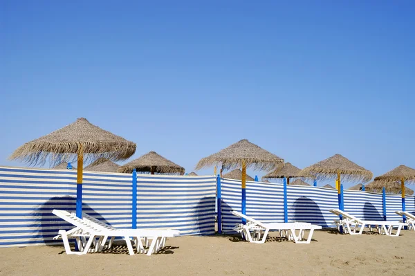 Cadeiras de praia e sombras de sol — Fotografia de Stock
