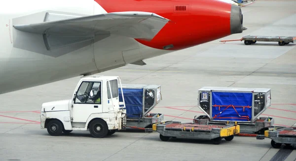 Loading an airplane — Stock Photo, Image