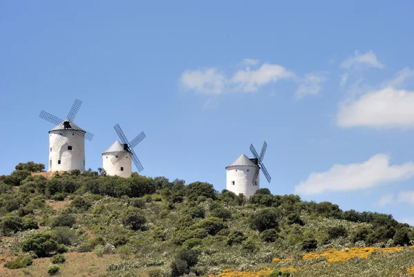 Moulins à vent médiévaux en Espagne — Photo
