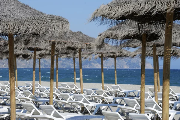 Пляжные стулья и зонтики — стоковое фото