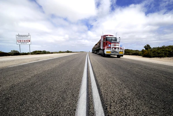 Roadtrain in Nullarborvlakte woestijn — Stockfoto
