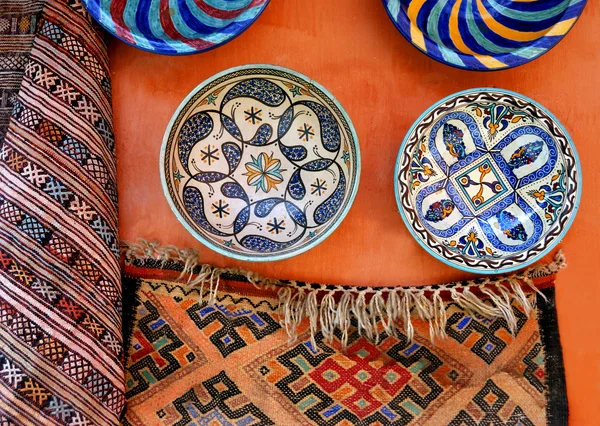 Töpferwaren und ein Teppich in der Medina — Stockfoto