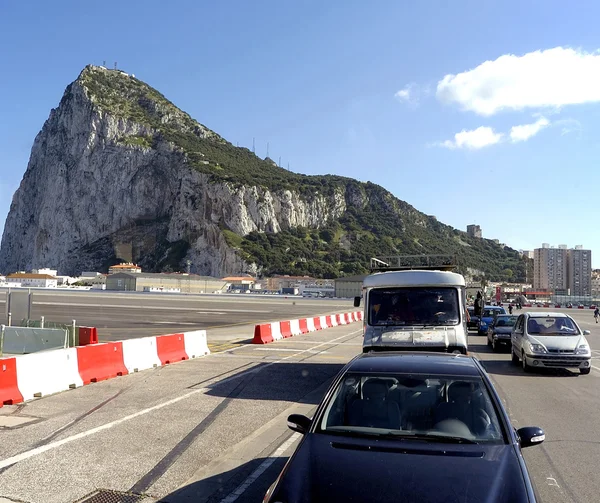 Autot odottavat Gibraltarin ja Espanjan välisellä Yhdistyneen kuningaskunnan rajalla — kuvapankkivalokuva