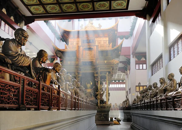 Halle mit Statuen im Lingyin-Tempel — Stockfoto