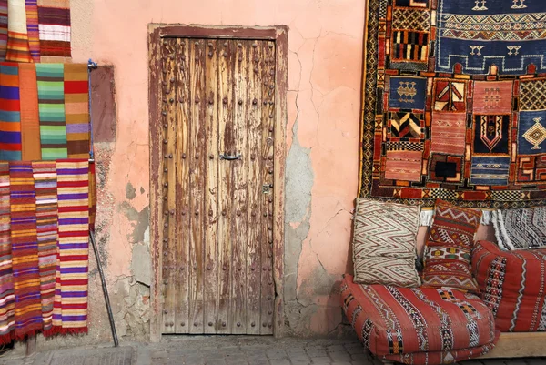 Дверь рядом с ковровым магазином — стоковое фото