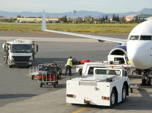Carga de maletas y otros cargamentos en un avión — Foto de Stock