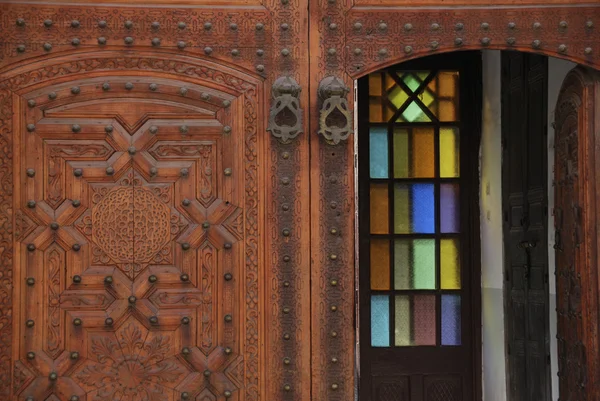 装饰门在麦地那的摩洛哥，马拉喀什 — 图库照片