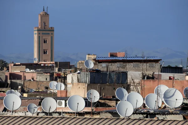 Satellitenschüsseln auf Dächern — Stockfoto