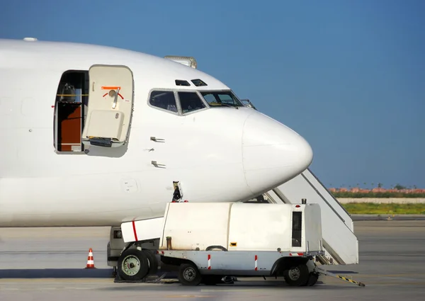 Airplane at the runway — Stock Photo, Image