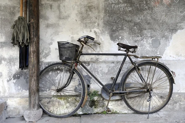 Bicicleta e vassoura em Wuzhen — Fotografia de Stock