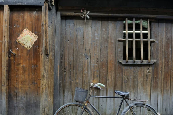 Rower przed dom drewniany — Zdjęcie stockowe