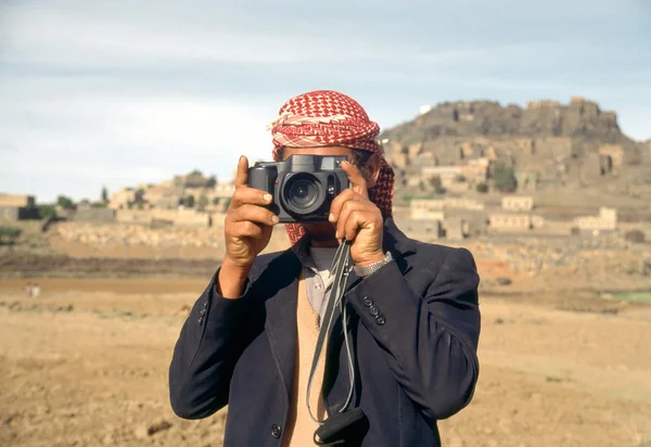 Homem árabe tirando fotografia — Fotografia de Stock
