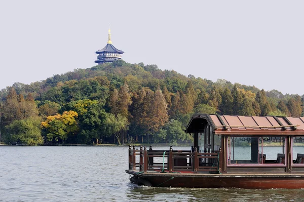 ज़ीहु (पश्चिम झील), हांग्जो, चीन पर पारंपरिक जहाज — स्टॉक फ़ोटो, इमेज