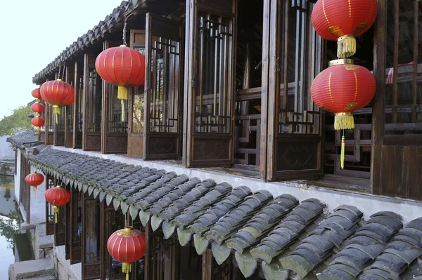 Huis met rode lampionnen in zhouzhuang — Stockfoto