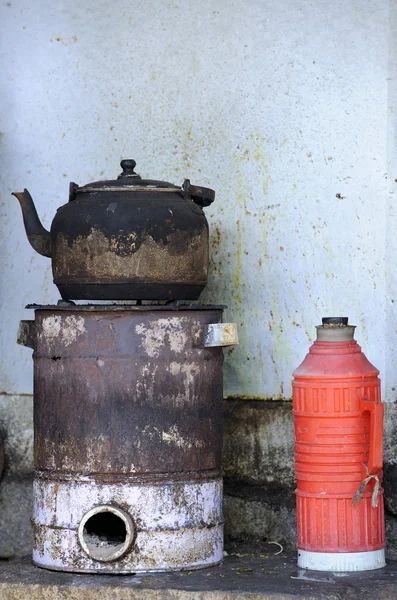 Old teakettle and thermos — Stock Photo, Image