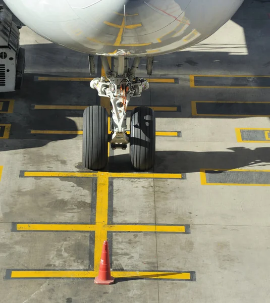 停在商业客机起落架的 nosewheel — 图库照片