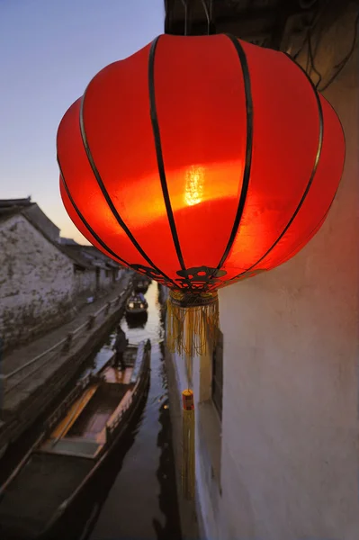 Puesta de sol en un canal en Zhou Zhuang CHINA — Foto de Stock