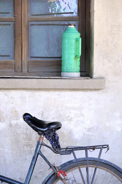 墙上的自行车 — 图库照片