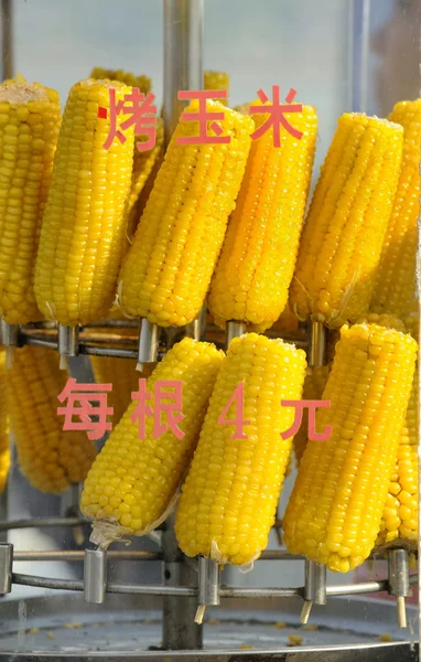 Свежая кукуруза на продажу — стоковое фото