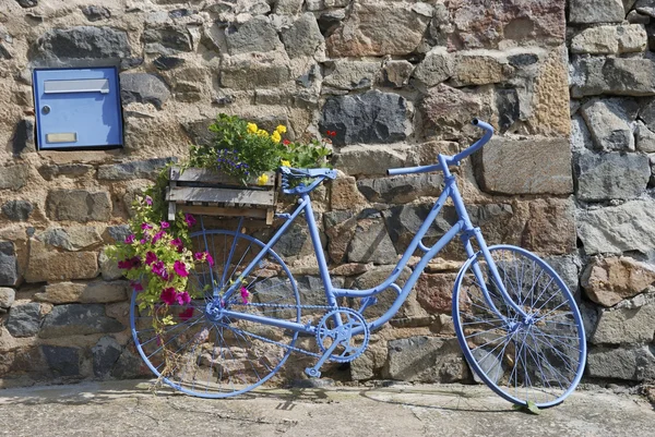 Синий велосипед перед домом во Франции — стоковое фото