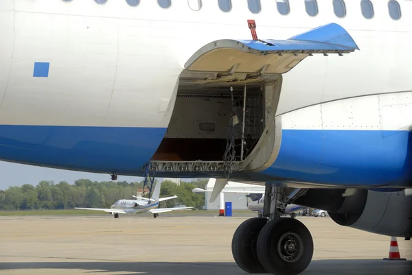 Vliegtuig met open lading deur — Stockfoto