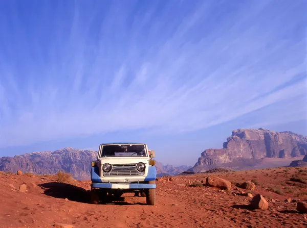 4 wheel drive in Wadi Rum desert in Jordan — Stock Photo, Image