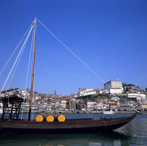 Boot in der Stadt Oporto — Stockfoto