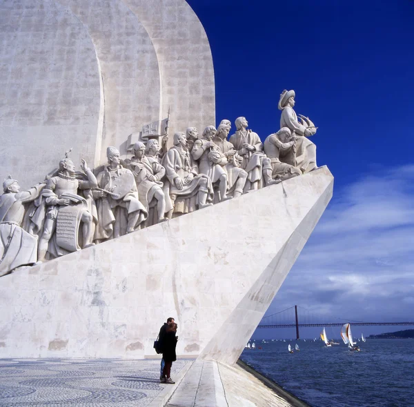 Moře objevy památník v Lisabonu, Portugalsko. Navigátoři sochy v kámen — Stock fotografie