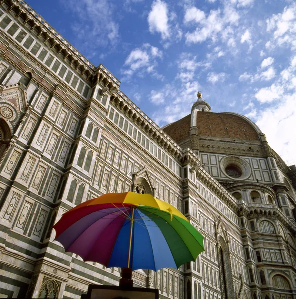 Umbrella in front of Duomo — Stock Photo, Image
