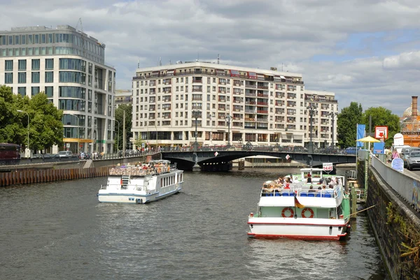 Turist båtar i berlin — Stockfoto