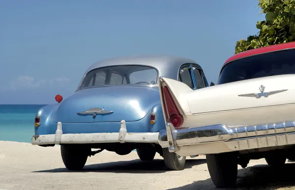 Sahilde eski arabalar — Stok fotoğraf
