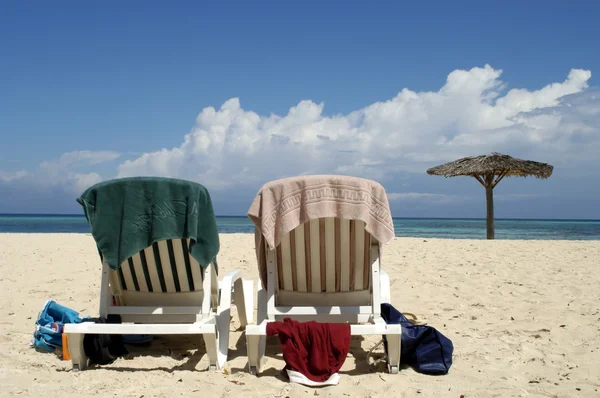 浜の 2 つの椅子 — ストック写真