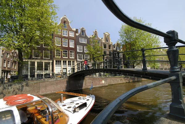 Turismo turismo ver barco en Amsterdam canal — Foto de Stock