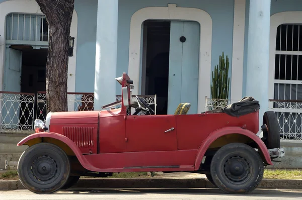Старий червоний автомобіль — стокове фото