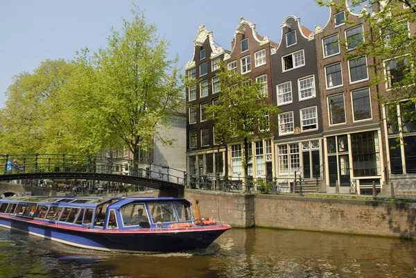 Tourist sight seeing boat in Amsterdam canal — Stock Photo, Image