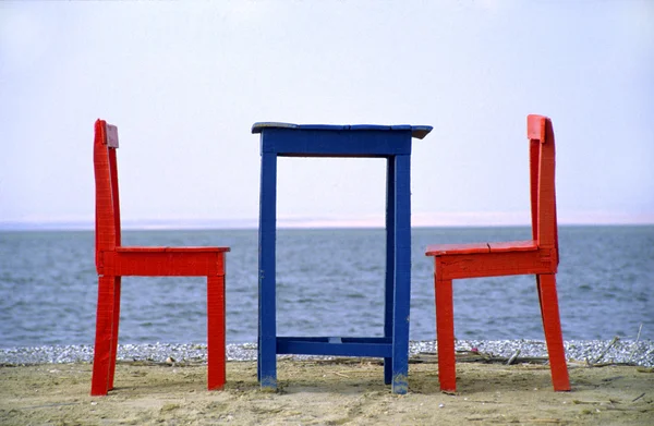 Twee stoelen en een tafel — Stockfoto