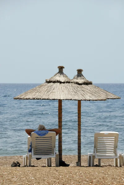 Turista relaxante na praia — Fotografia de Stock