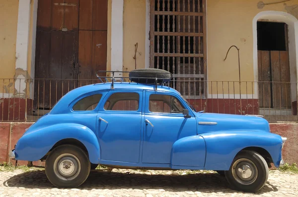 Vecchia macchina blu — Foto Stock