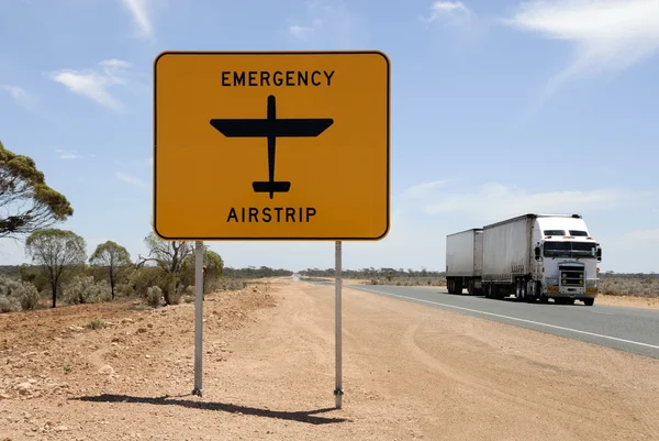 Noodgevallen landingsbaan in de woestijn Nullarborvlakte — Stockfoto