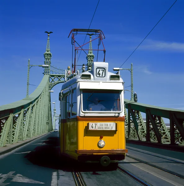 The green Freedom Bridge, with yellow tram — Stock Photo, Image
