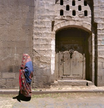 Örtülü bir Müslüman kadın Sana üzerinde yürür? bir street, Yemen