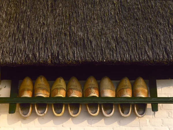 Opslag rack met houten schoenen — Stockfoto