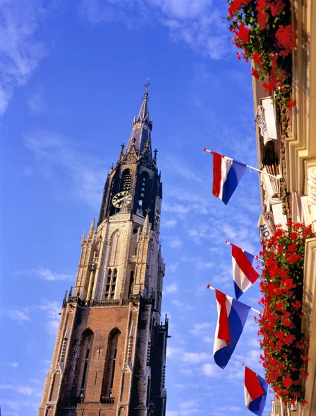 New church and flags at the market place in Delft. — Stock Photo, Image