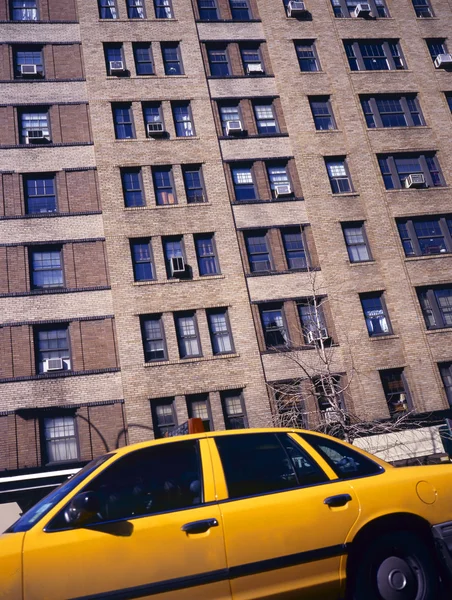 Желтое такси в Нью-Йорке — стоковое фото