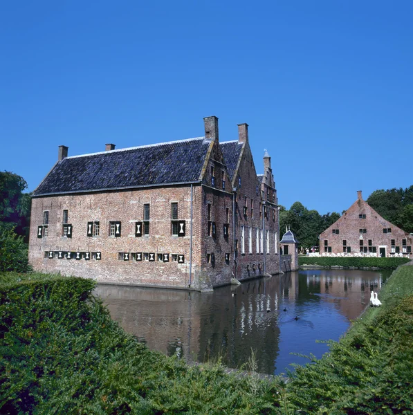 O Menkemaborg um castelo em Uithuizen — Fotografia de Stock