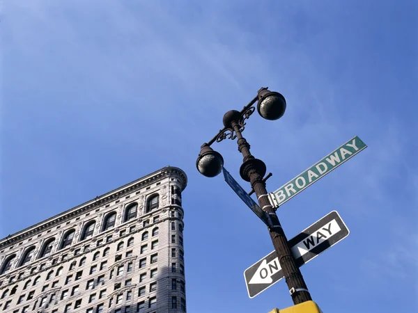 道路標識と建物の平らな鉄 — ストック写真