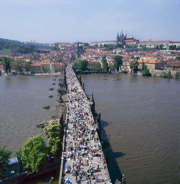Kaarlen silta ja Prahan linna — kuvapankkivalokuva