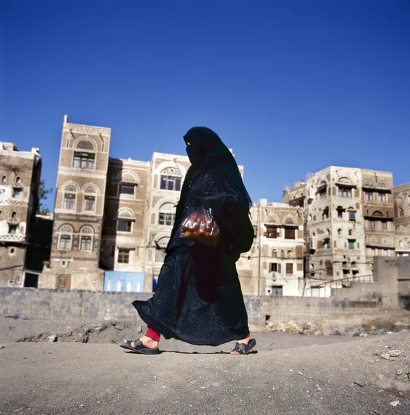 Wanita Muslim terselubung berjalan di jalan Sana 'a, Yaman — Stok Foto