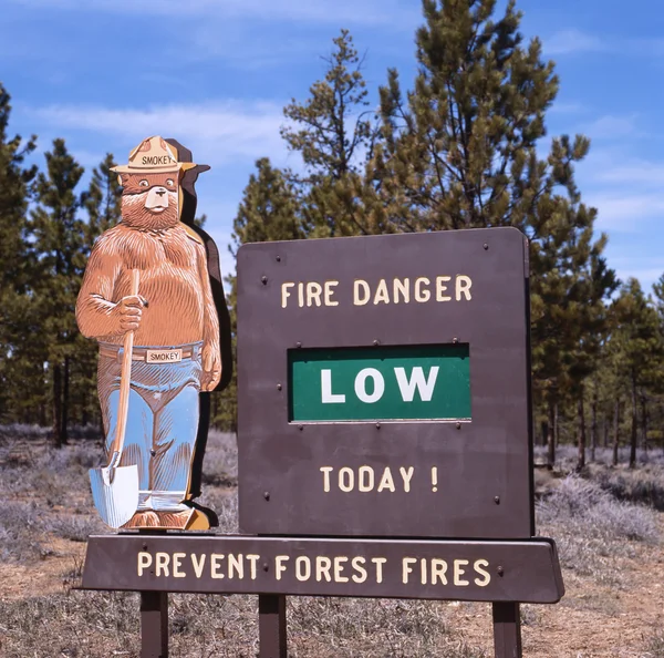 Prevenci lesních požárů znamení s smokey bear — Stock fotografie